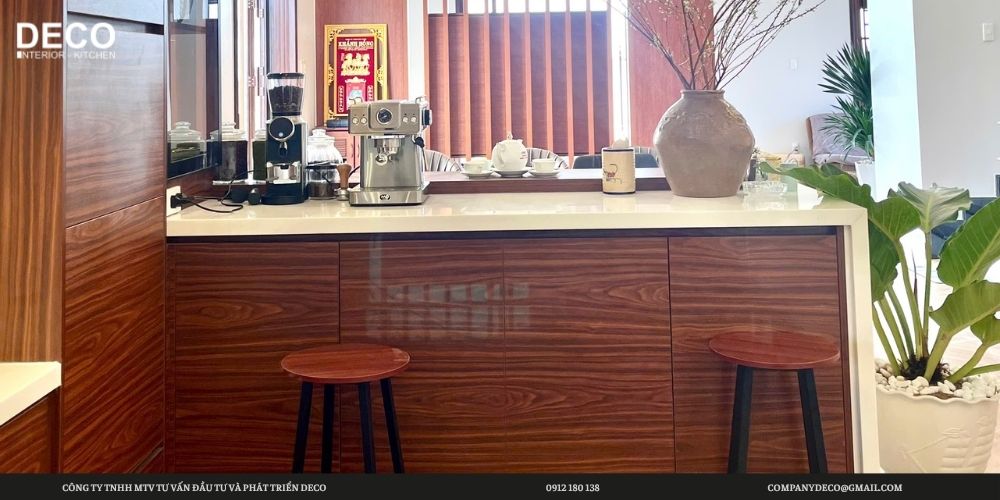 Đảo bếp kết hợp quầy bar gỗ