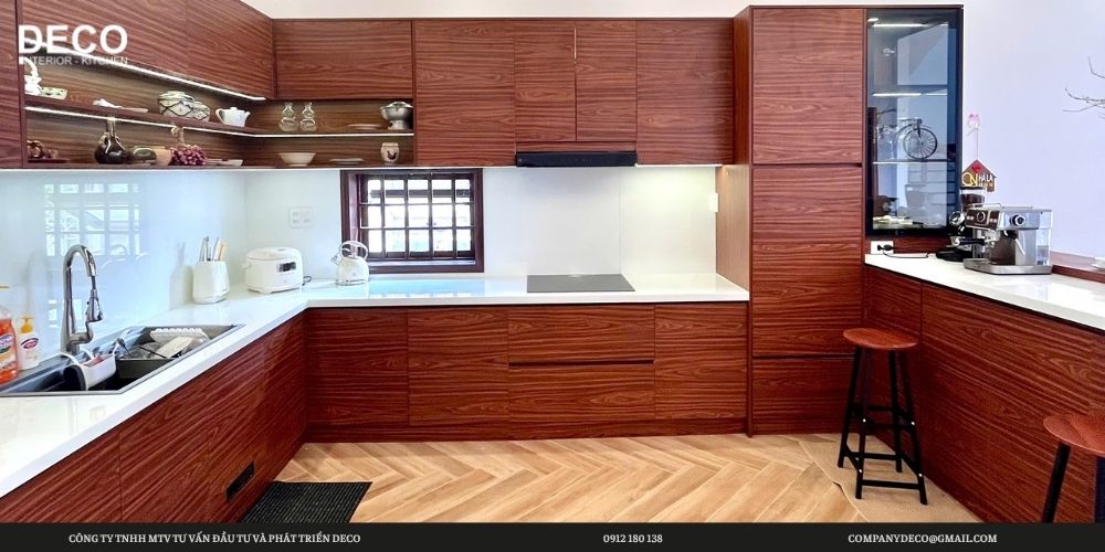 Mẫu tủ bếp chữ L vân gỗ ngang